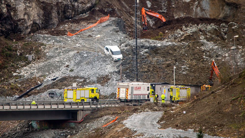 En bil ble tatt av et jord- og steinras på nordsiden Stavsjøfjelltunnelen langs E6 i Malvik onsdag.