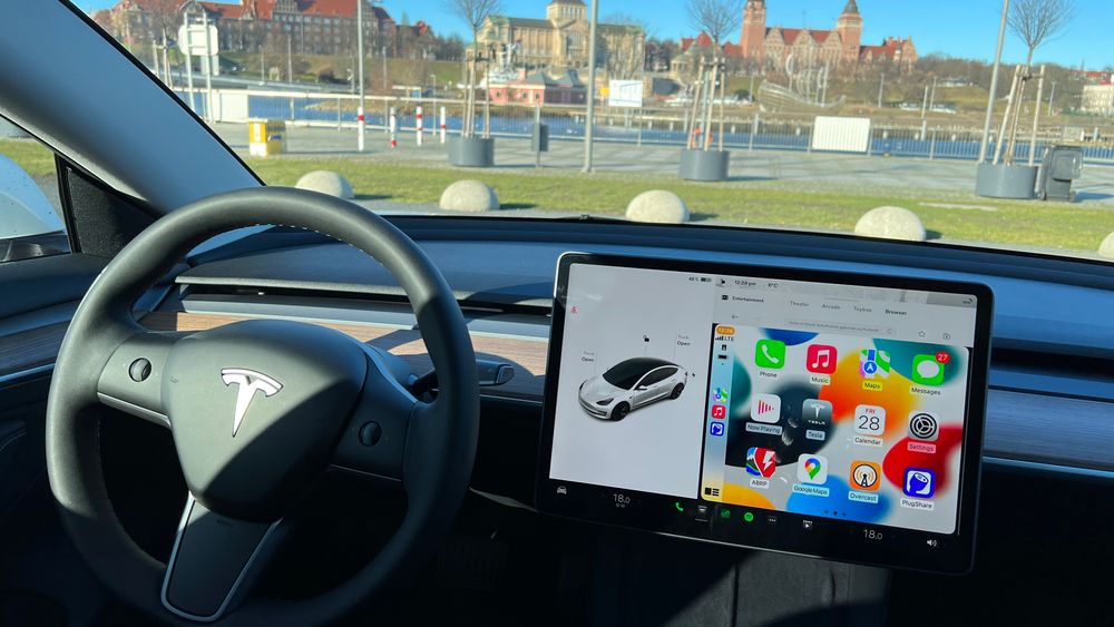 Slik ser det ut når Apple Carplay kjøres på en Tesla-skjerm.