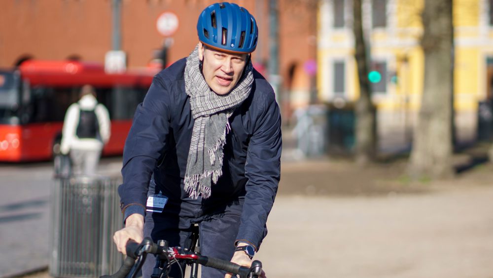 Samferdselsminister  Jon-Ivar Nygård (Ap) – her på sykkel – bekrefter at det kan bli kutt eller nedskalering på flere veiprosjekter neste år.