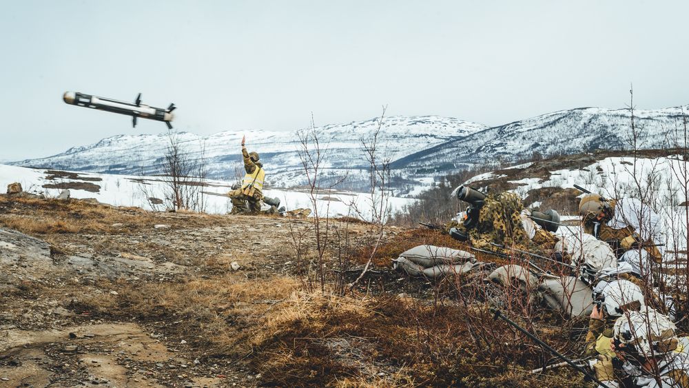 Soldater fra 2. bataljon skyter Javelin under brigadeøvelsen Thunder Reindeer i Troms.