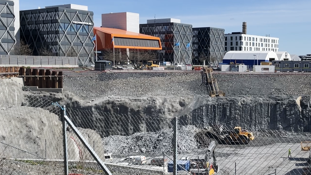 Den enorme byggegropa på Fornebubanens endestasjon er et av problemene Ruter peker på i rapporten.