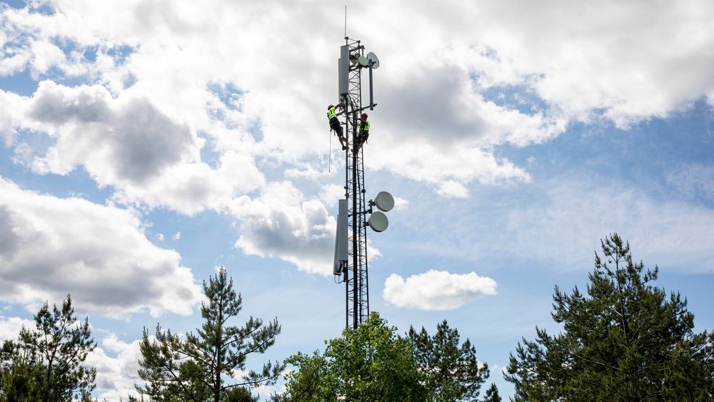 UBConnect skal i neste fase av Telenors 5G-utbygging bidra i Akershus, Vestfold, Buskerud, Agder og i Trøndelag. Bildet viser en basestasjon der montører fra UBConnect er i ferd med å skifte ut utstyr til mobilnettet. 