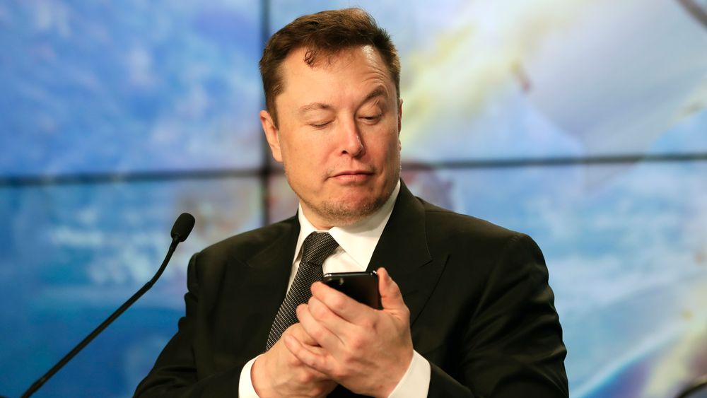 Elon Musk sier at oppkjøpet av Twitter er satt på vent inntil selskapet kan dokumentere at minst 95 prosent av brukerkontoene er ekte.