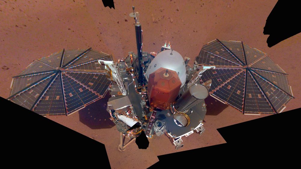 InSight-sondens solpaneler er dekket med støv, noe som gjør at den tømmes for strøm. 