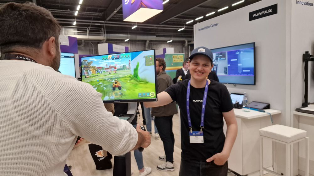 Det var ingen mangel på folk som ville bruke treningssykkelen som Mathias Rygh og folkene i Playpuls stilte ut på AWS Summit i Stockholm.