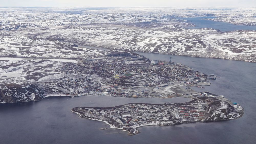 Turismeinntekter ryker fordi cruiseselskapene frykter nærheten til Russland. Her ser vi Kirkenes fra luften 9. mai 2022