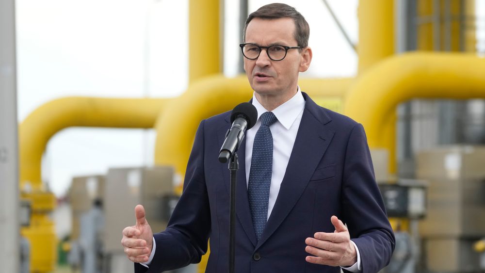 Statsminister Mateusz Morawiecki ved et gassanlegg i nærheten av Warszawa i slutten av april.