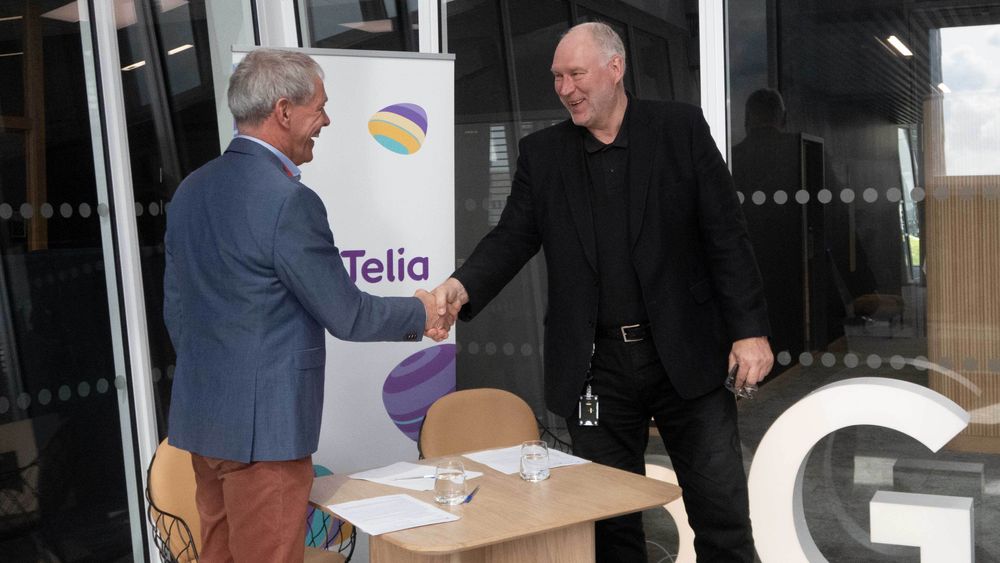 Sverre Gotaas, administrerende direktør for Herøya Industripark har signert en avtale om samarbeid med administrerende direktør i Telia Norge, Stein-Erik Vellan i Telias 5G-lab. 
