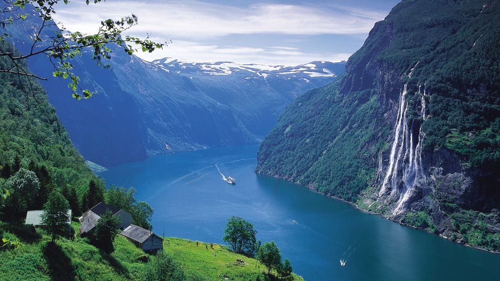 Geirangerfjorden. Fra 2023 vil Hellesylt Hydrogen Hub produsere 1,3 tonn hydrogen i døgnet. Da er høna-og-egget-diskusjonen over. I 2026 vil fjorden være stengt for fossildrevne skip, både ferger og cruise.