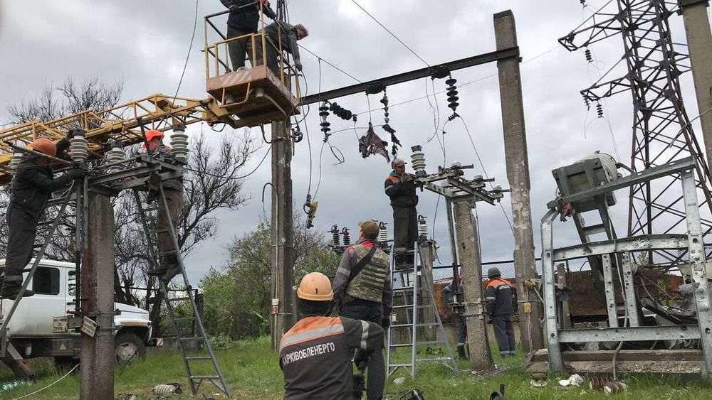 Reparasjonsmannskaper erstattet eksplosjonsskadde ledninger og stolper i landsbyen Vil'khivka like øst for Kharkiv.