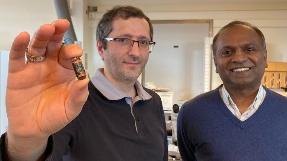 Forsker Ali Khalegi med pillen, og professor Ilangko Balasingham.