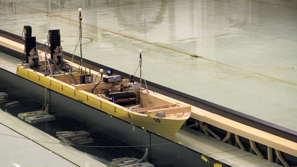 Her modelltestes et skip gjennom Stad skipstunnel i havbassenget ved Sintef Ocean.