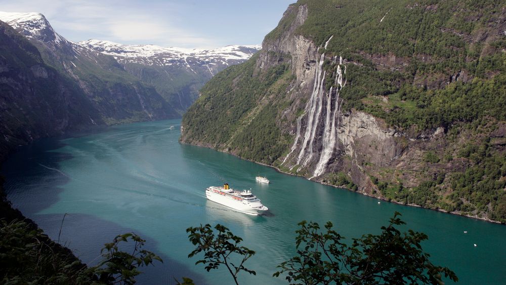 Kystverket lanserer den nye nettjenesten NAIS. Der kan du følge sjøtrafikken i norske farvann i sanntid, som kongeskipet Norge i Geirangerfjorden.