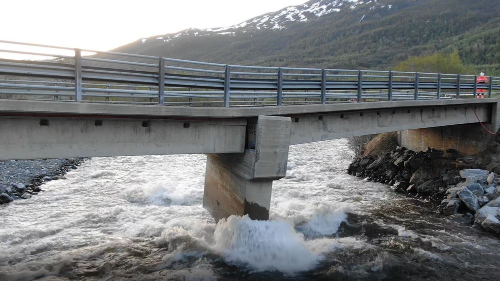 Badderen bru på E6 i Nord-Troms har fått seg en alvorlig knekk. 
