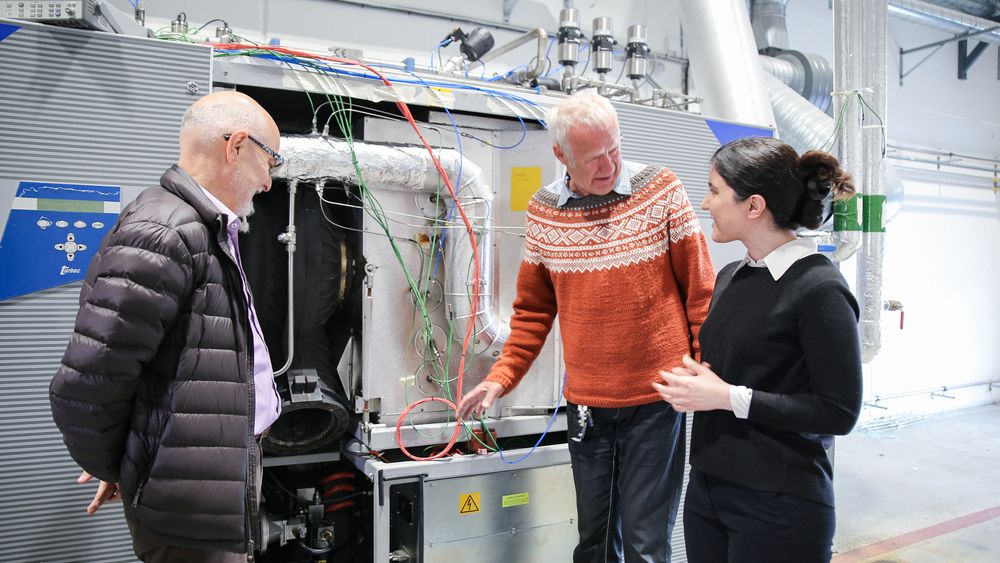 Forskere fra Universitetet i Stavanger har klart å drive en gassturbin med 100 prosent hydrogen. Fra venstre Mohsen Assadi, Bjarte Hetlelid og Reyhaneh Banihabib.
