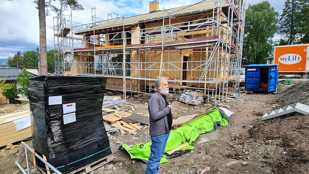Taket er på plass på det nye huset til Ingolf Gullesen, og første forsendelse til solcelleanlegget er ankommet.