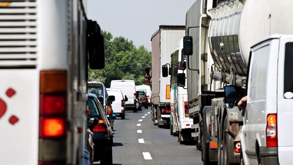 Mer varetransport på trailer har økt utslippene fra veitransport. 