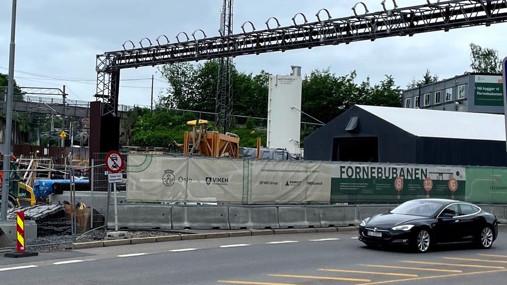 En ny bomstasjon er under oppføring rett ved der hvor Fornebubanen bygger Skøyen stasjon. 