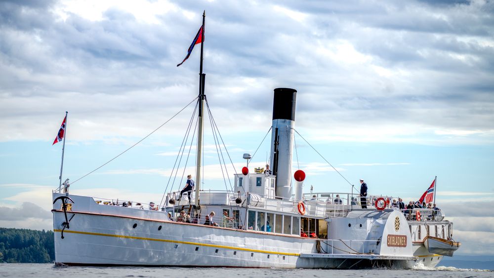 DS «Skibladner» er Norges eneste hjuldamper og eldste skip i jevnlig drift. Den bygget i 1854–1856 ved Motala verft i Sverige. Nå er skipet omsider på Mjøsa.