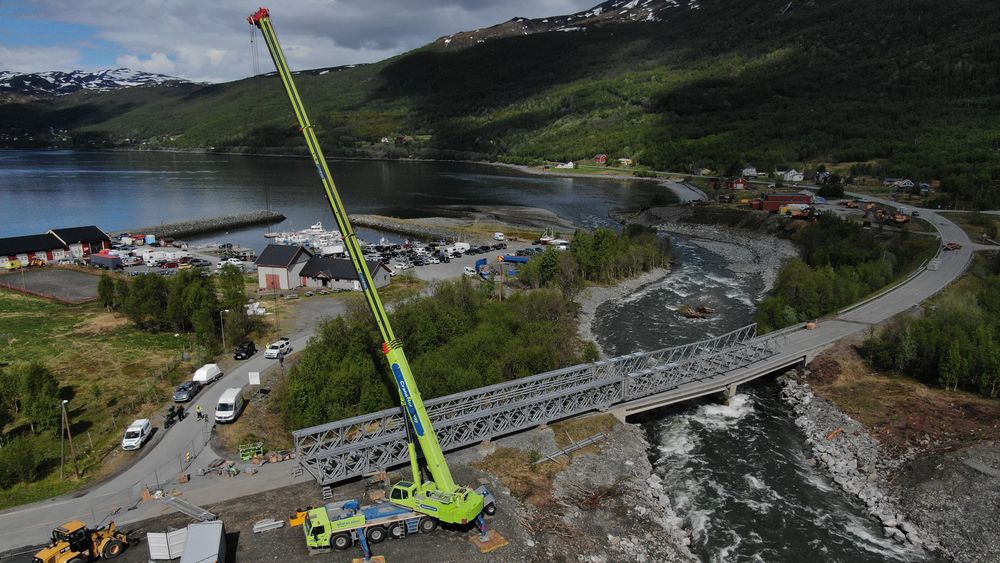 Onsdag skal den midlertidige brua over Badderen være klar for biltrafikk.