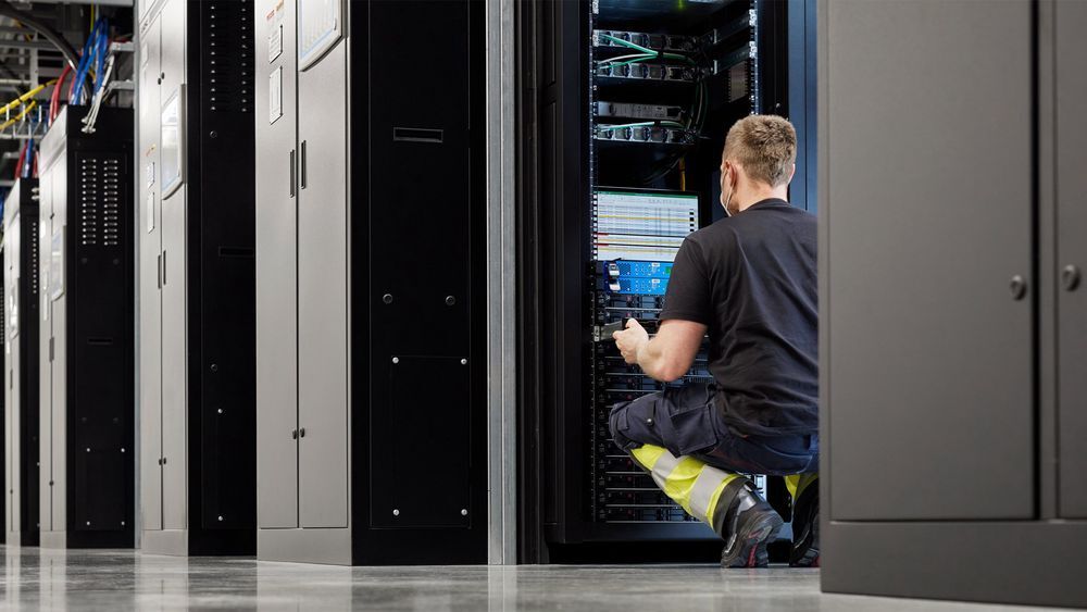 En tekniker gjør justeringer på en server. Illustrasjonsfoto.
