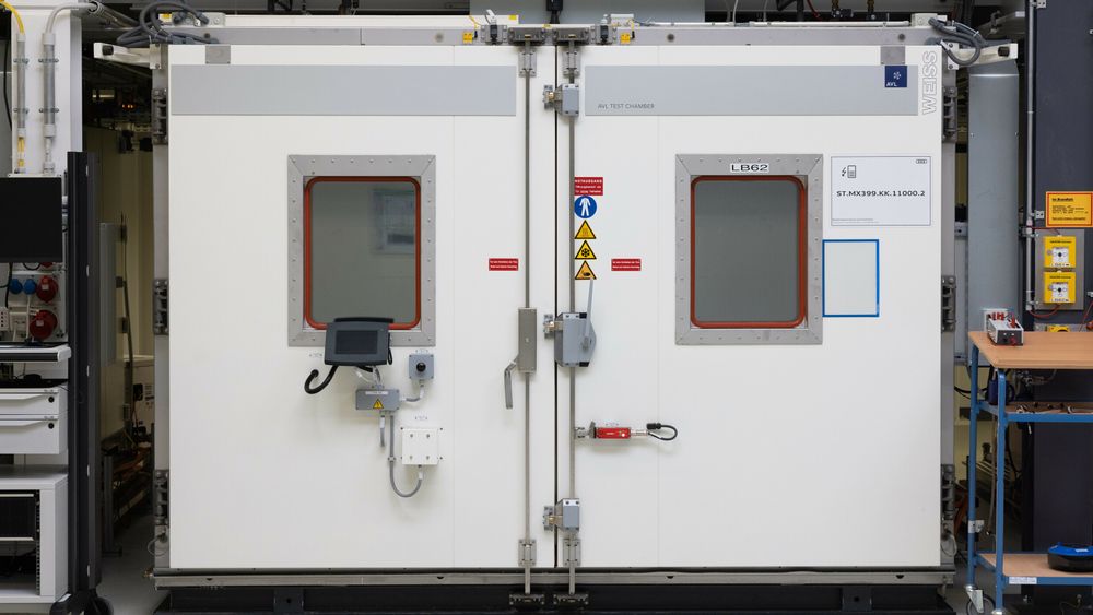 I disse skapene kan Audi kontrollere klimaet batteriene opererer under når de testes.