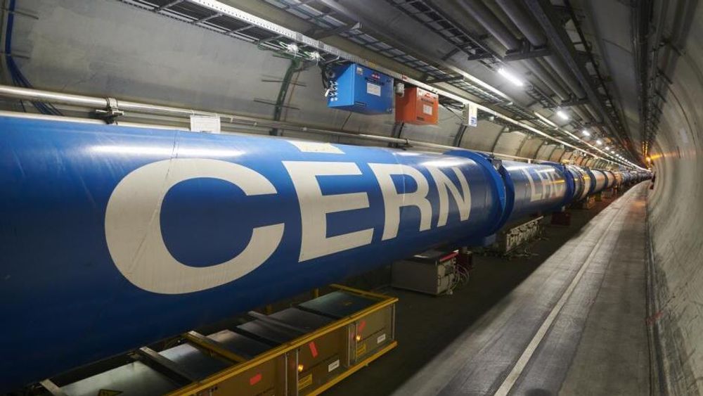 Partikkelknuseren LHC er oppgradert og starter igjen i sommer. 