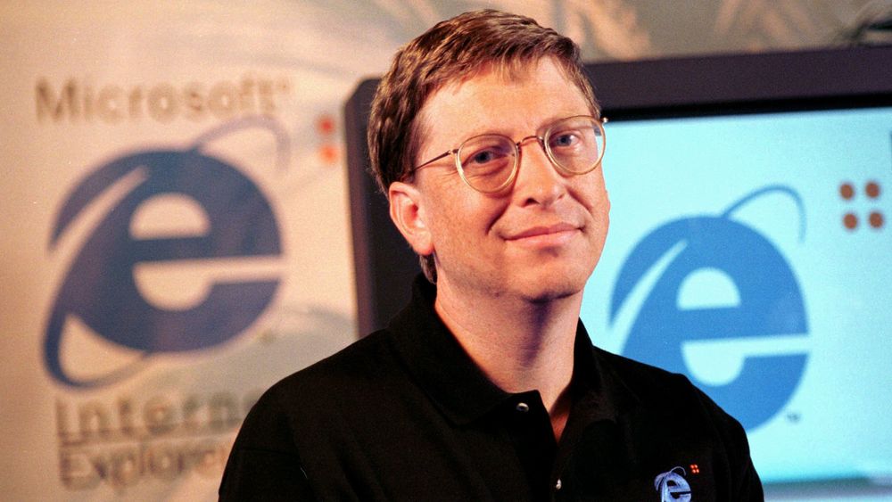 Det var mye mer ståhei rundt lanseringen av nye nettleserversjoner i «gamle dager». Her er Microsoft-sjef Bill Gates fotografert i forbindelse med lanseringen av Internet Explorer 4.0 i 1997.