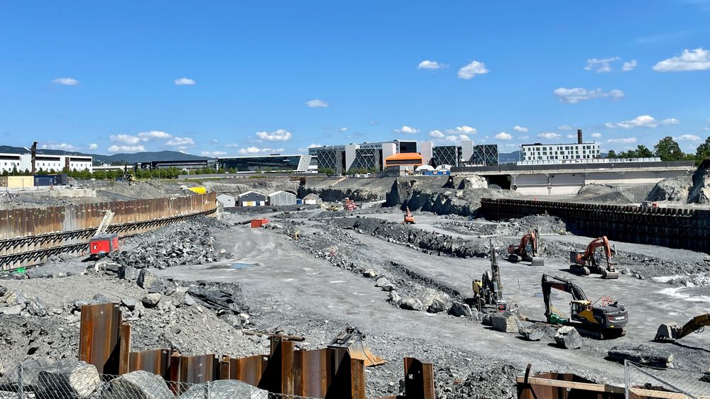 Når banen står ferdig, skal Selvaag bygge leiligheter over stasjonen på Fornebu i Bærum. Utbyggingen er listet opp som en av "topp 20" usikkerheter i Fornebubane-utbyggingen, men Selvaag selv tar utfordringen med stor ro.