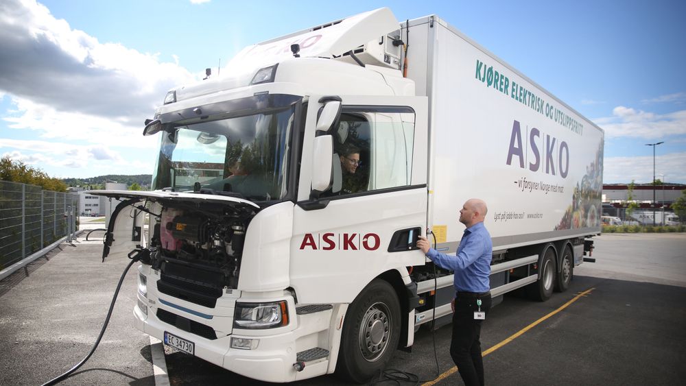 John Strand, direktør for Asko transport, slår av en prat med lastebilsjåfør Morten Arnesen. Arnesen benytter kun elektrisk lastebil i Oslo-området og kan derfor klare seg med lading på regionlageret på Kalbakken.