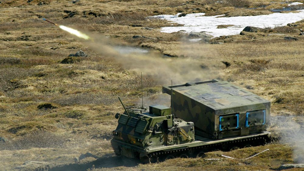 MLRS skyter med øvingsammunisjon under en styrkedemonstrasjon på Setermoen skytefelt for 18 år siden.