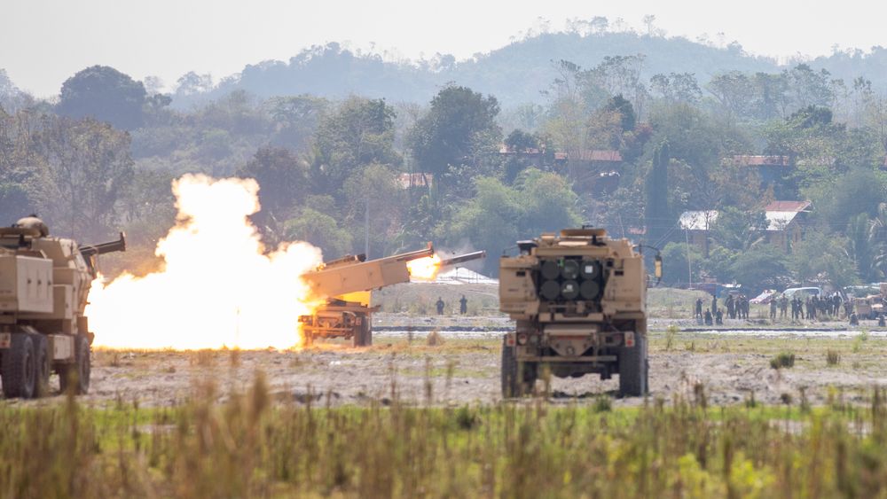 Den amerikanske hæren skyter M142 HIMARS fra flystasjonen Colonel Ernesto Rabina på Filippinene 18. mars 2022.