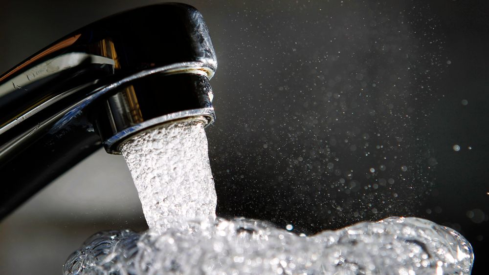 0,7 prosent av det kommunale vannledningsnettet i Norge ble fornyet i 2021. Rundt hver tredje liter forsvant ut gjennom lekkasjer før det nådde vannkrana.