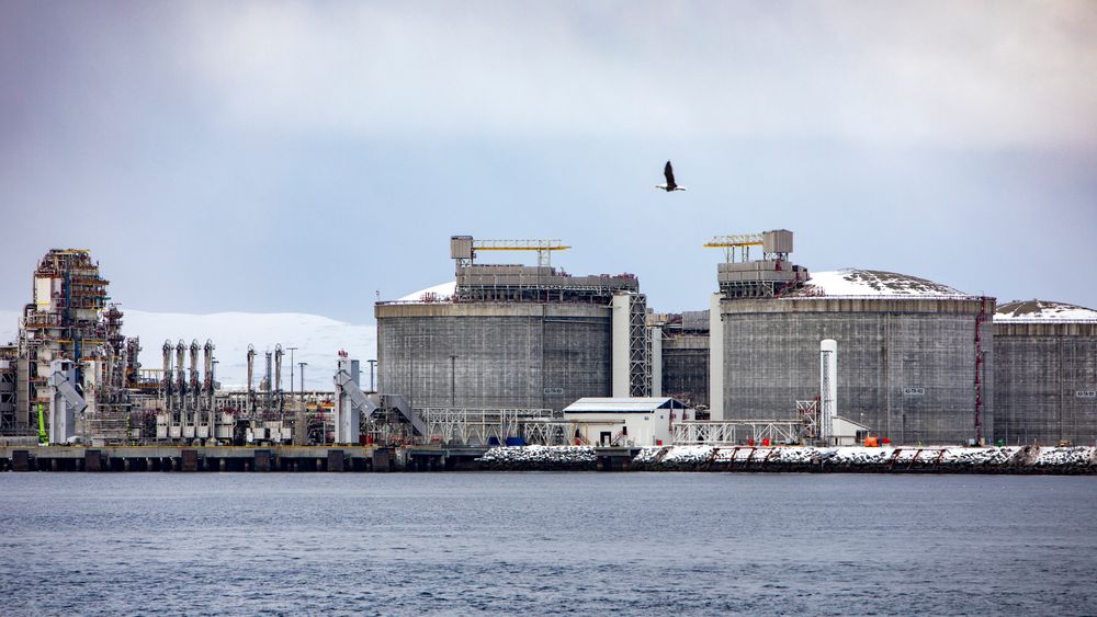 LNG-anlegget på Melkøya startet opp produksjonen igjen i slutten av mai, etter å ha vært stengt siden brannen i 2020. Nå produserer anlegget på full kapasitet igjen. 