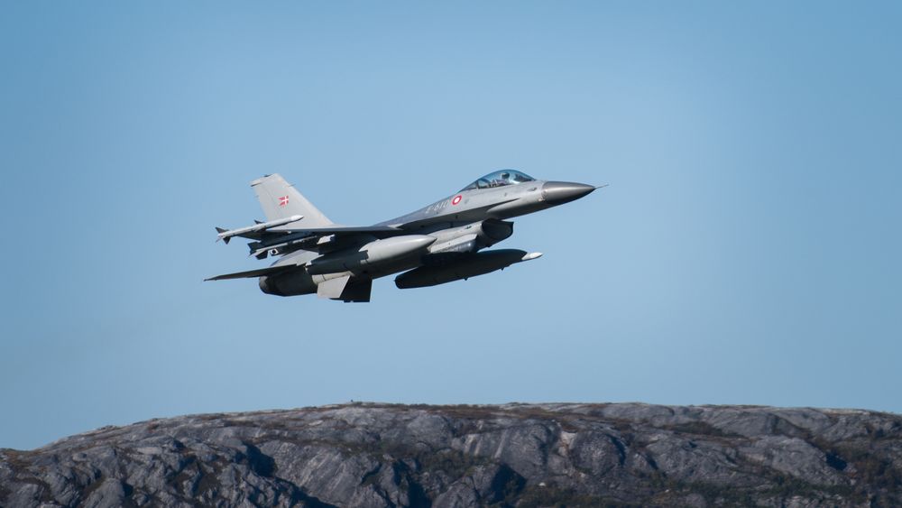 Dansk F-16 under øvelsen FWIT (Fighter Weapons Instructor Training) ved Luftforsvarets base i Bodø.