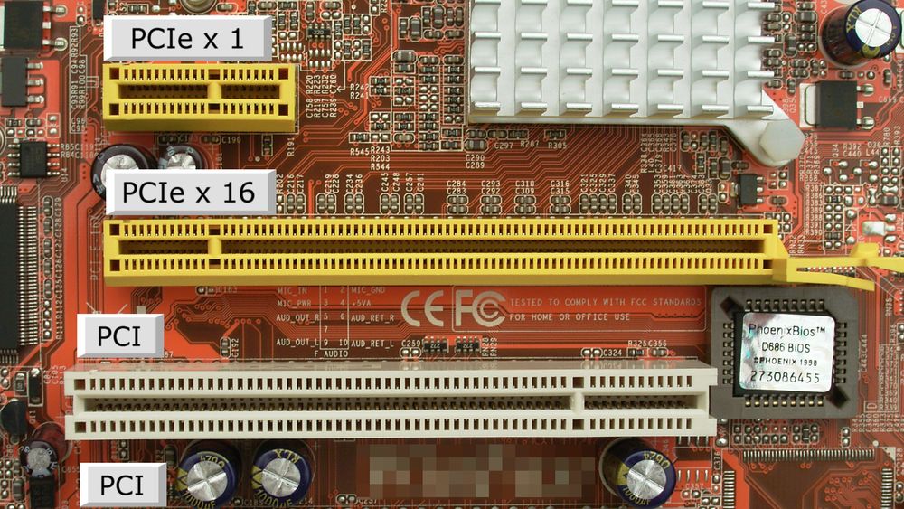 PCI Express- og PCI-spor på et hovedkort. Det øverste PCIe-sporet har én bane, det nederste PCIe-sporet har 16 baner.