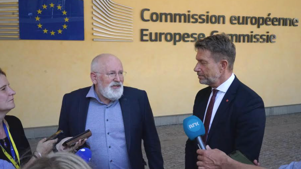 EU-kommissær Frans Timmermans (t.v.) forsikret olje- og energiminister Terje Lien Aasland om at EU ønsker å kjøpe norsk olje og gass lenge. De to møttes i Brussel torsdag. 