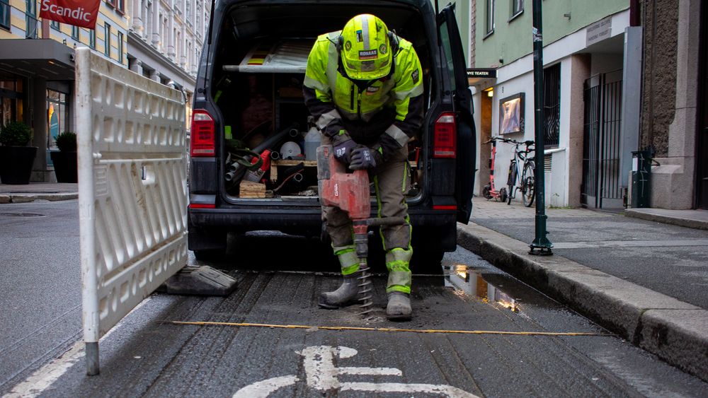 Milliarder av sensorer vil bli tatt i bruk de neste årene. Som illustrasjon bruker vi et bilde av montering av sensorer for smart parkering på en av Oslos parkeringsplasser.