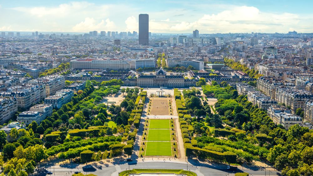 Utsikt til Champs de Mars fra Eiffeltårnet i Paris, Frankrike.