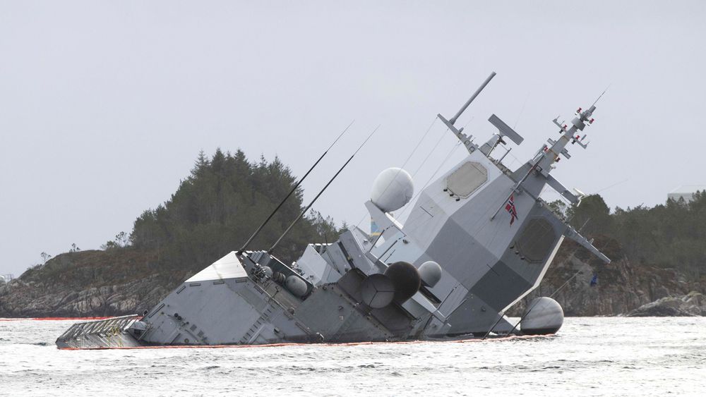 KNM Helge Ingstad i Øygarden etter at fartøyet kolliderte med et tankskip og fikk store skader.