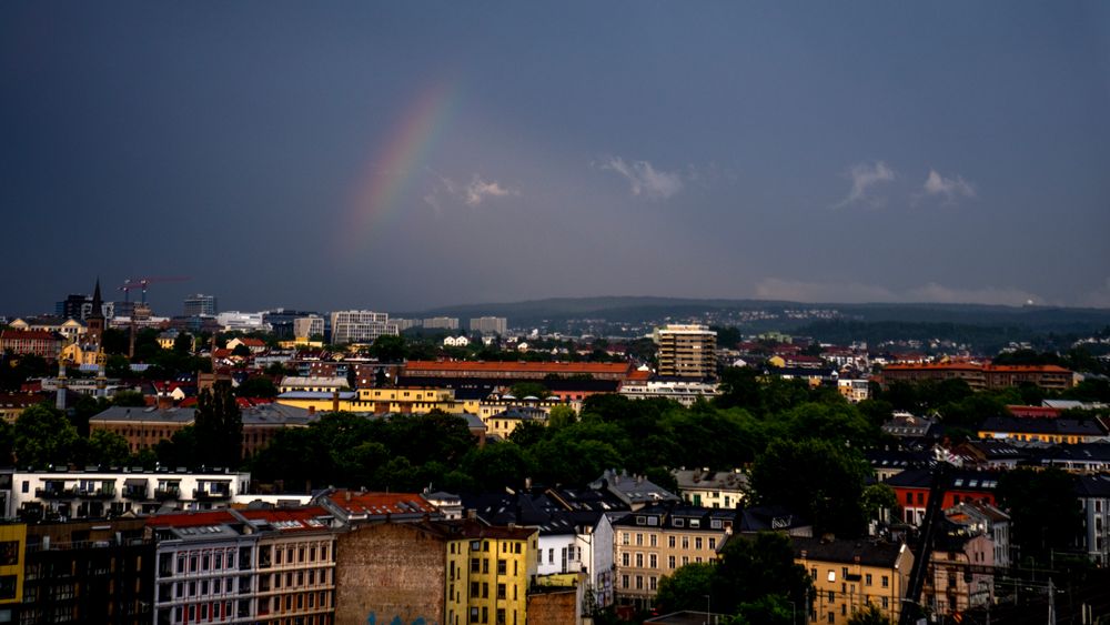 Nordmenn er blant de mest klimaskeptiske i en ny EU-undersøkelse. Her en regnbue over Oslo mandag kveld.