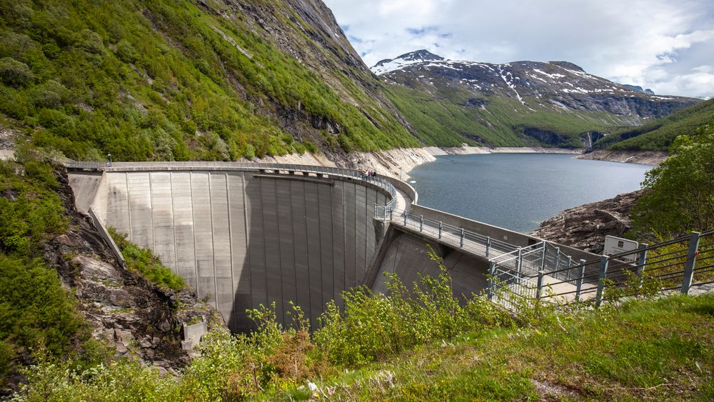 Norge eksporterte rekordmye vannkraft i i fjor. Her ser vi Zakariasdammen som demmer opp Zakariasvatnet i Tafjord i Fjord kommune i Møre og Romsdal. Dammen er hovedmagasin for Tafjord Kraft AS.
