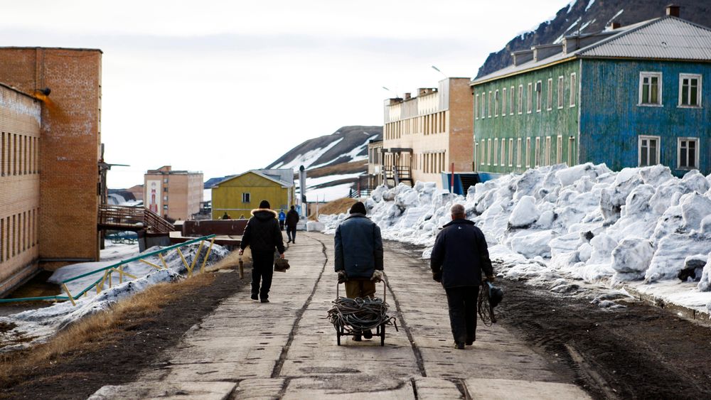 Russerne frykter humanitær krise på Svalbard etter å ha blitt nektet å frakte varer den vanlige reiseruta via Storskog og Tromsø til Barentsburg.