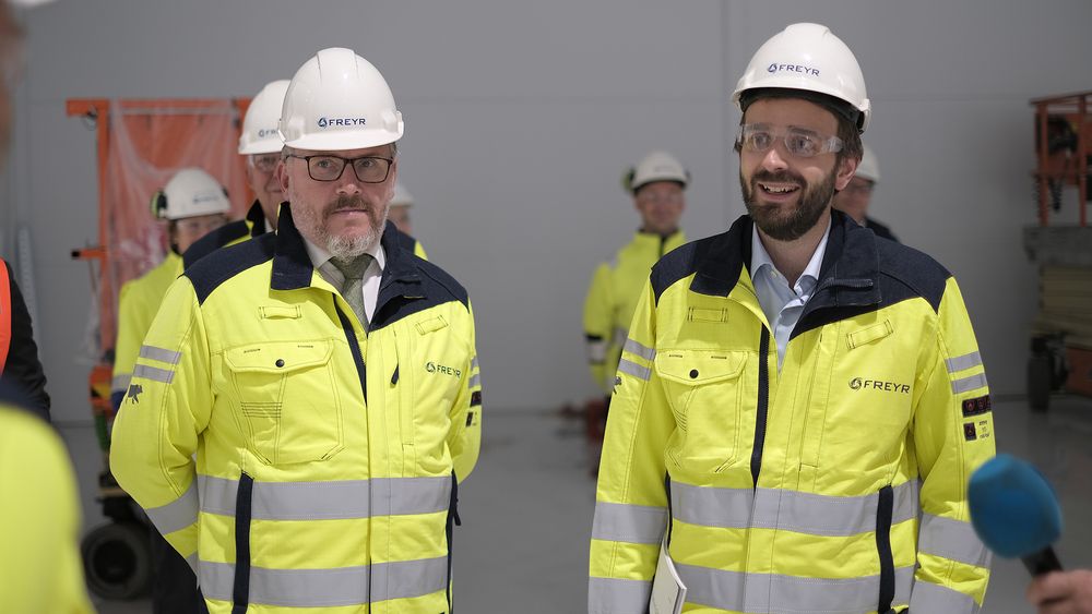 Sammen om batterier: Freyrsjef Tom Einar Jensen (t.v.) mener regjeringens nye batteristrategi, som i dag ble framlagt i Mo i Rana av næringsminister Jan Christian Vestre, er helt nødvendig for den sterkt økte satsingen selskapet nå gjør på batteriproduksjon