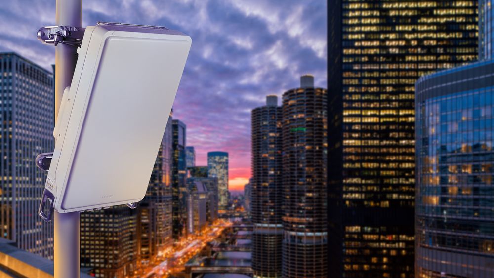 Illustrasjonsbilde av Airscale-utstyr fra Nokia, her fra et tak i Chicago.