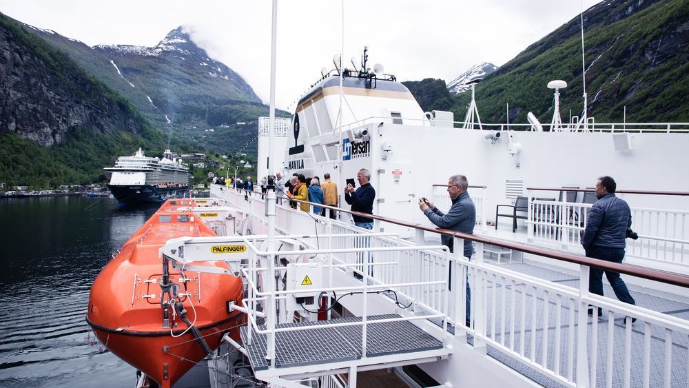 Havila Castor viste 2. juni 2022 at det er mulig å seile utslippsfritt i Geirangerfjorden. Med 6,1 MWh batterier og sakte fart kan skipet seile i fire timer uten utslipp. 