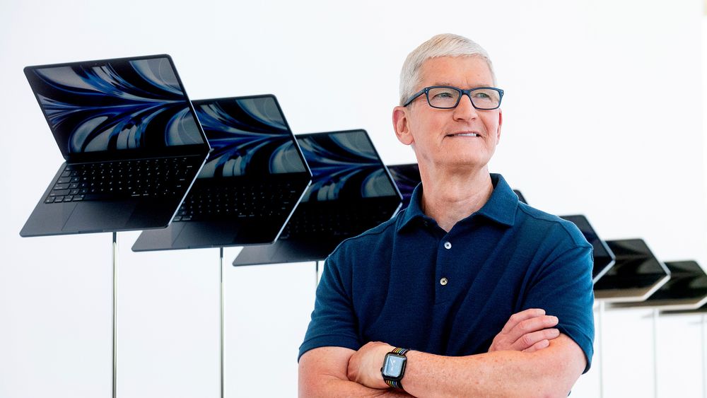Apple-sjef Tim Cook foran nye MacBook Air tidligere i år. Operativstystemet som ble lansert sammen med de nye Mac-ene kommer med et nytt sikkerhetsmodus for utsatte personer.