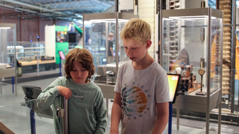 Fredrik (8) og Eirik (9) tester ut spillet Morse champion på Teknisk museums nye tele- og dataustilling. 