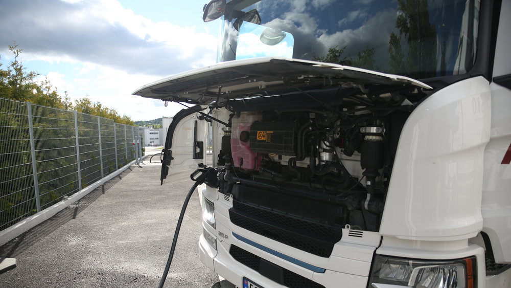 En elektrisk lastebil lader på Askos regionlager på Kalbakken i Oslo. Per i dag finnes det ingen offentlig tilgjengelige hurtigladere for tungtransport i Norge, og også i resten av Europa er lademulighetene få.