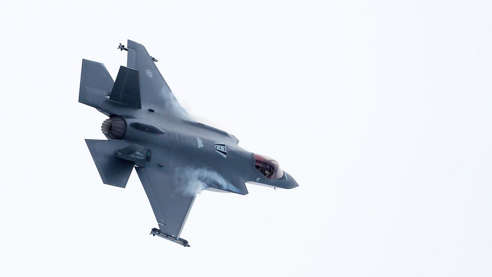 F-35A kampfly fra Luftforsvaret flyr over Bardufoss flystasjon under vinterøvelsen Cold Response tidligere i 2022.